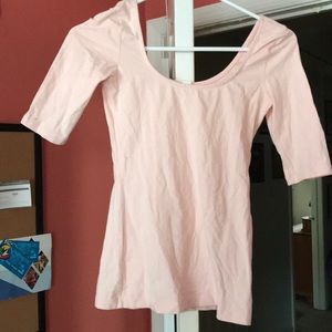 Tight scoop neck long sleeve shirt.